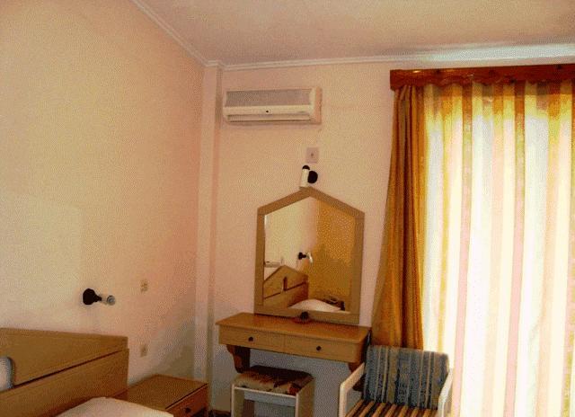 Karina Hotel Benitses  Rum bild