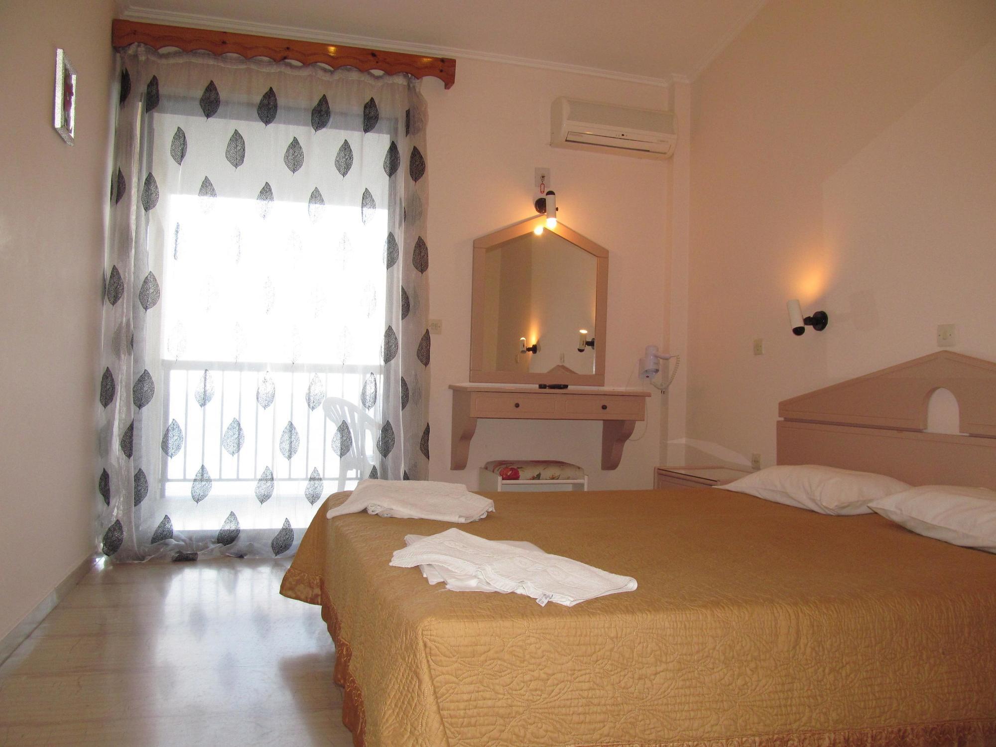 Karina Hotel Benitses  Exteriör bild
