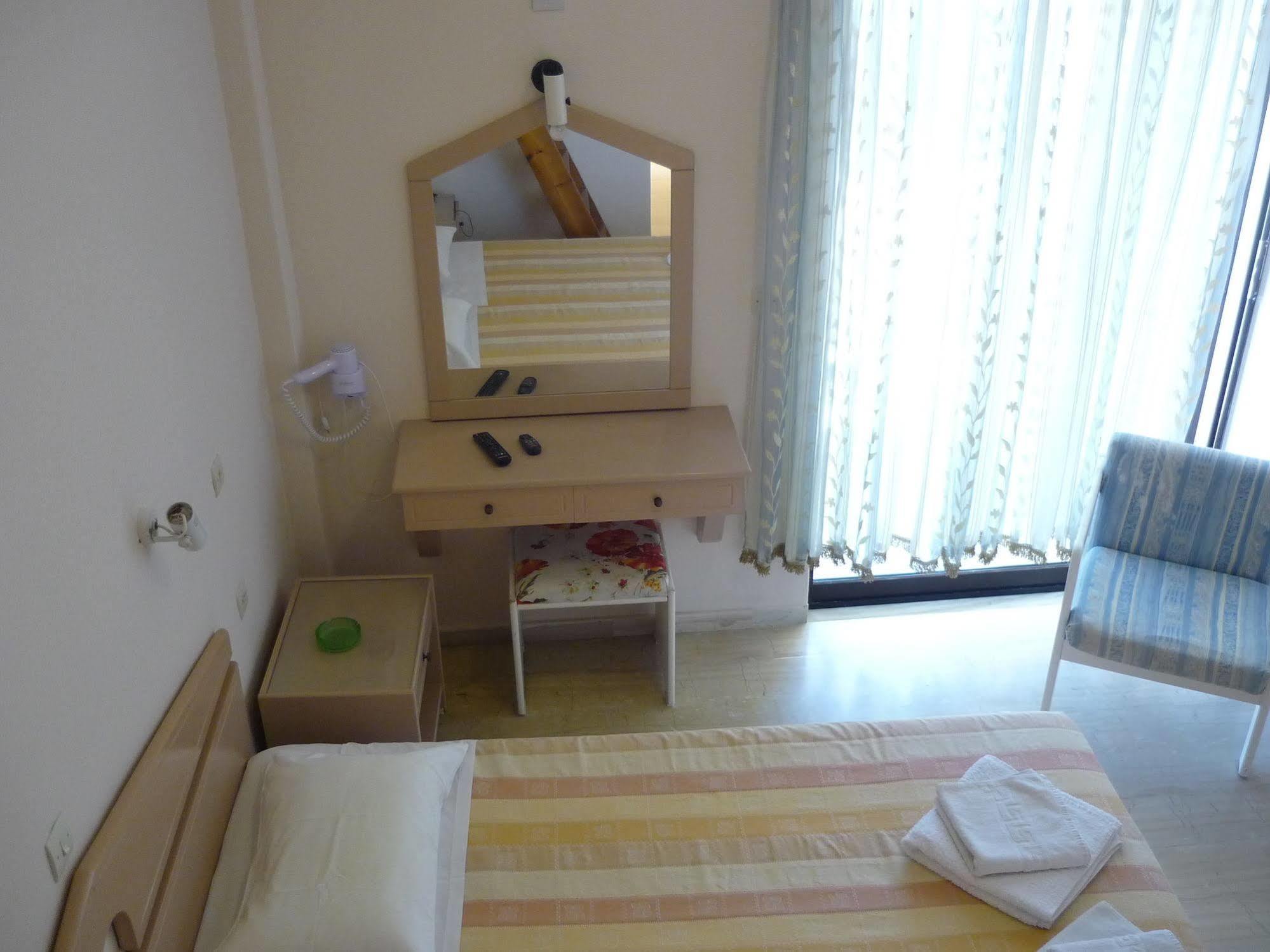 Karina Hotel Benitses  Exteriör bild