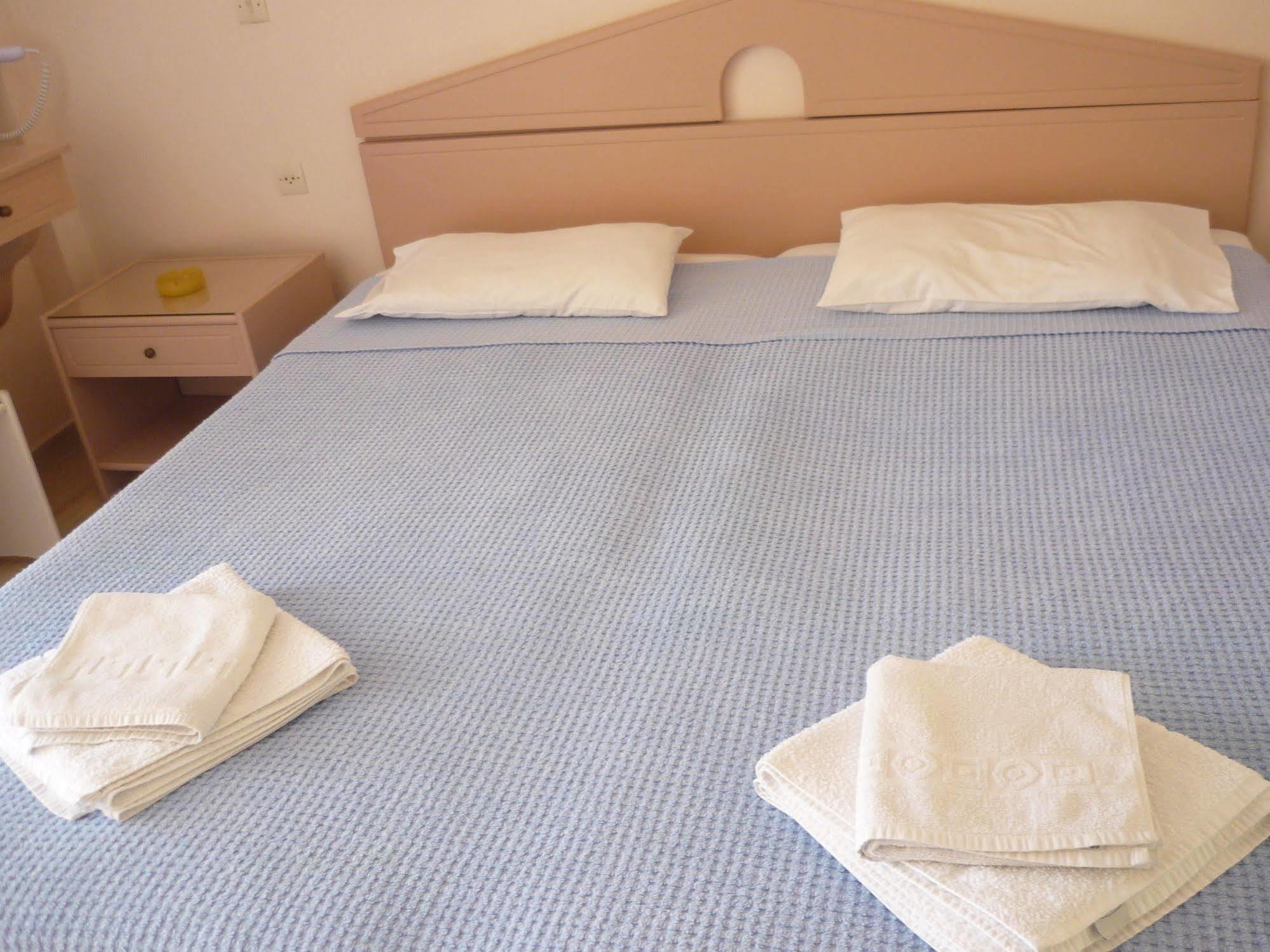 Karina Hotel Benitses  Exteriör bild